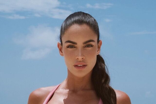 Lucia Javorcekova, via il reggiseno: curve da ritiro della patente