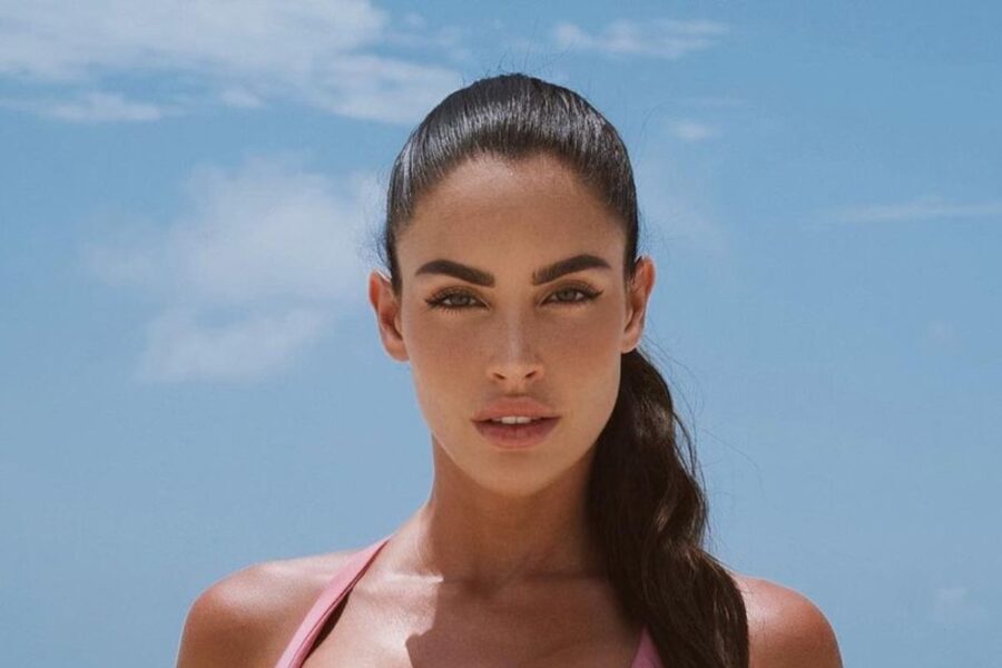 Lucia Javorcekova, via il reggiseno: curve da ritiro della patente