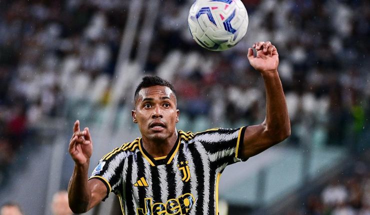 Alex Sandro saluta a gennaio