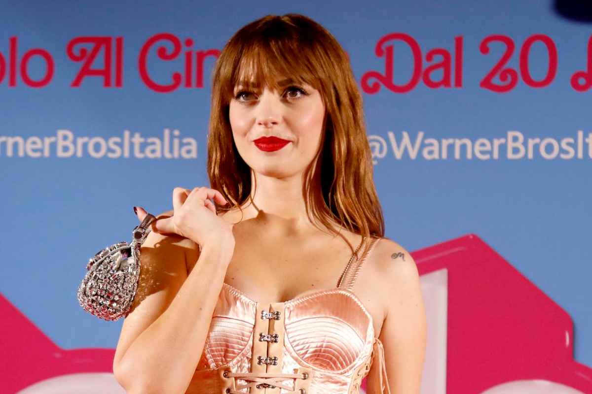 Annalisa in calze a rete: Instagram esplode