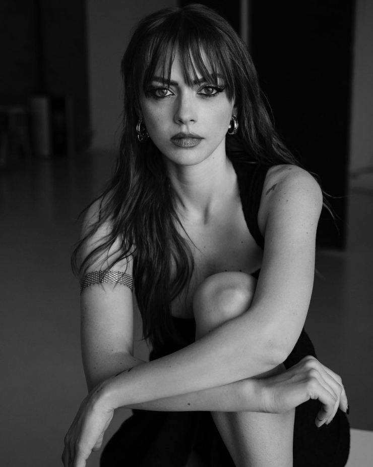 Annalisa scatto bianco e nero top gambe