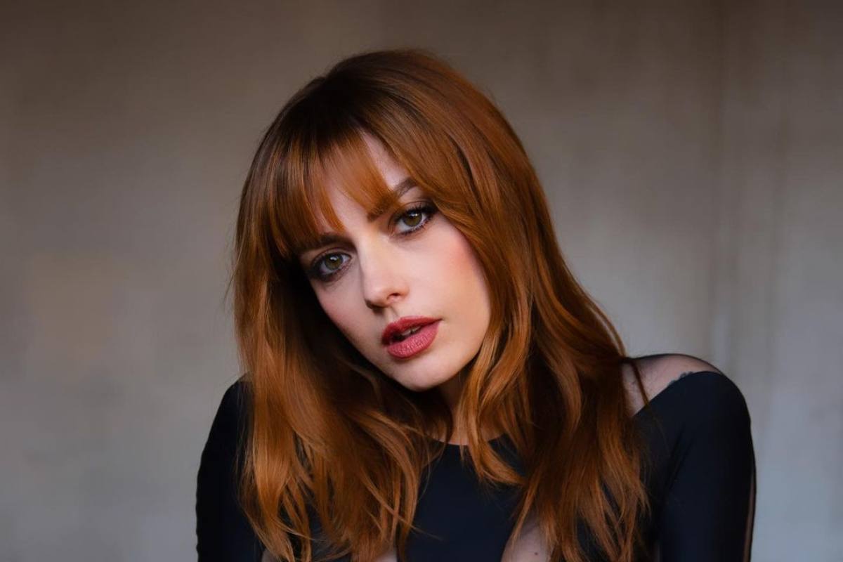 Annalisa scatto bianco e nero top gambe