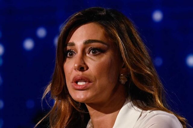 Belen in lingerie: farfallina in bella vista e pose da urlo