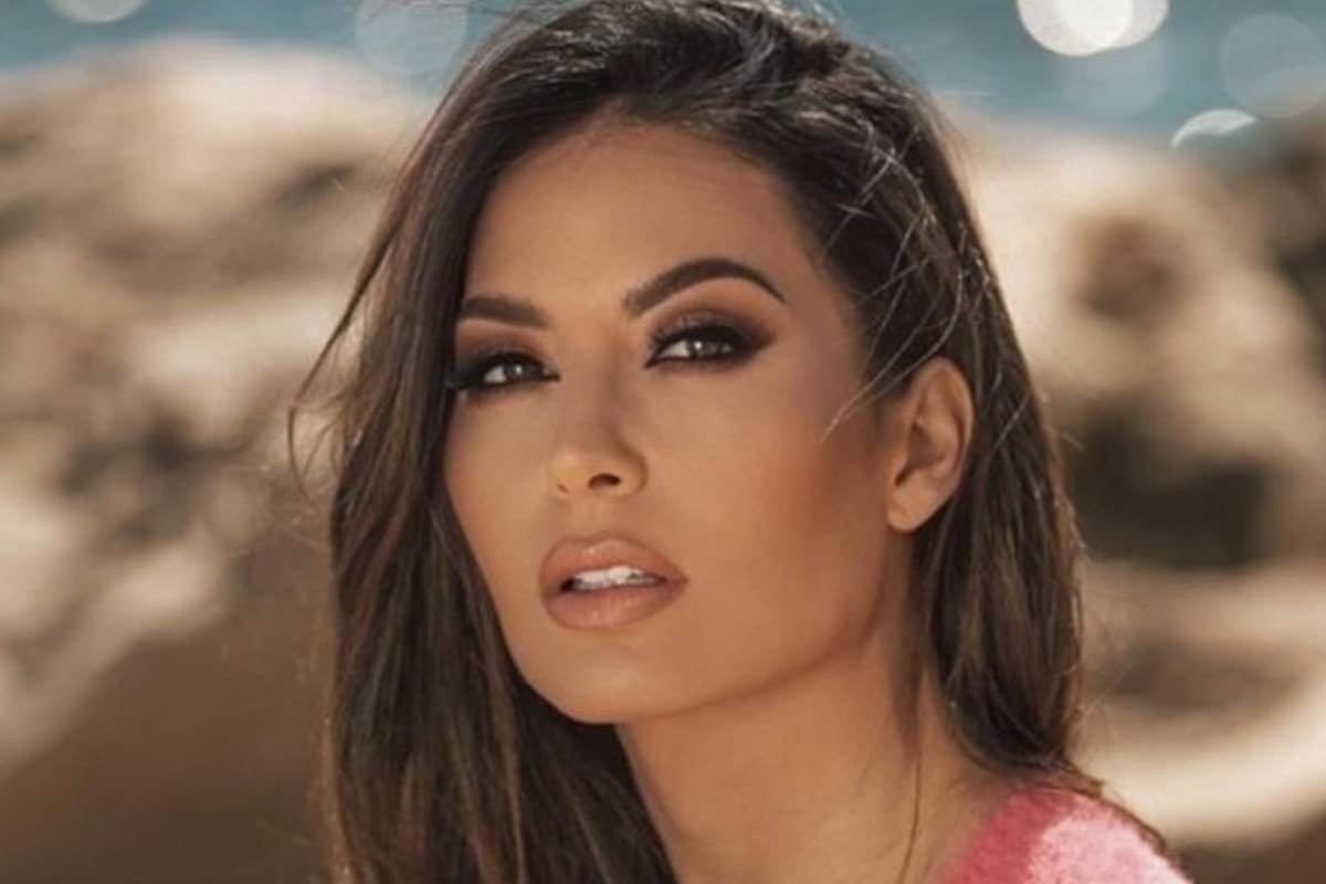 Elisabetta Gregoraci scollatura esplosiva