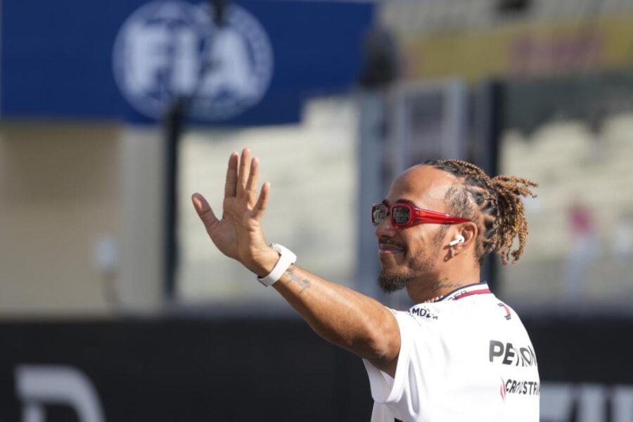 Venduta all'asta una tuta di Lewis Hamilton