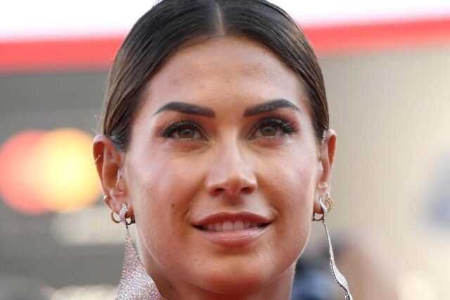 Melissa Satta, calze nere hot: così è una favola