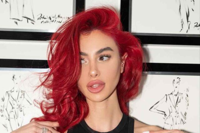 Valentina Fradegrada scatti Natale abito provocante