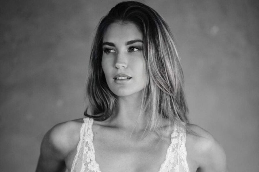 La giacca aperta lascia poco spazio all'immaginazione: visione stupenda