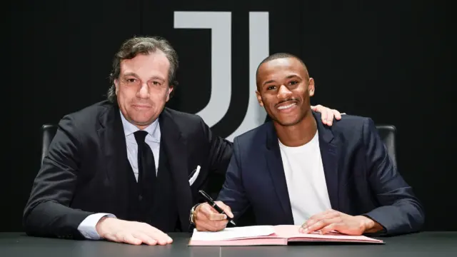 Tiago Djalò, insieme a Giuntoli, firma per la Juventus