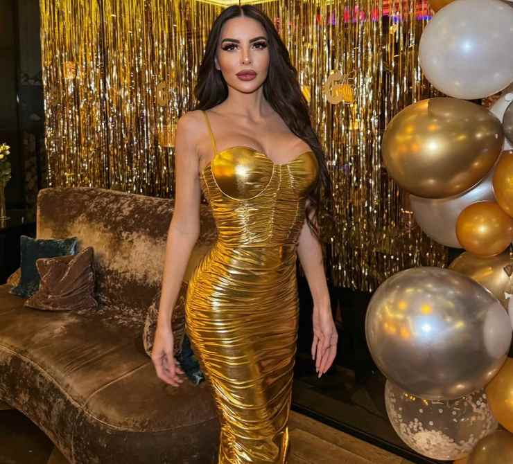 Marialuisa Jacobelli abito aderente scollatura