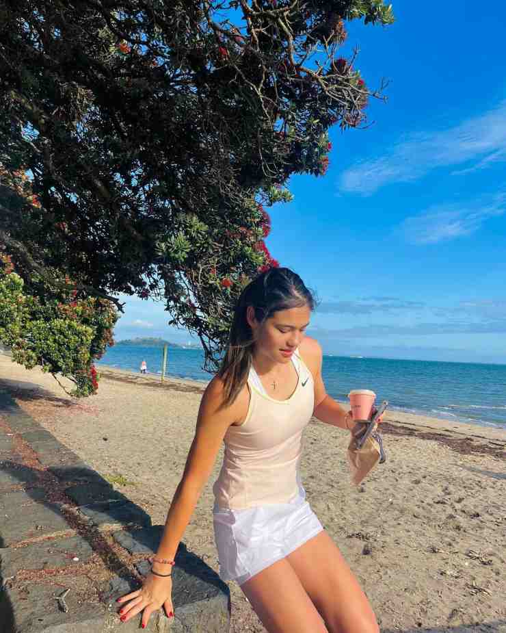 Emma Raducanu al top: la foto in shorts fa sognare i fan