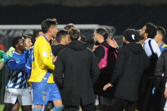 Violenta rissa con calci e pugni: calciatori sotto shock