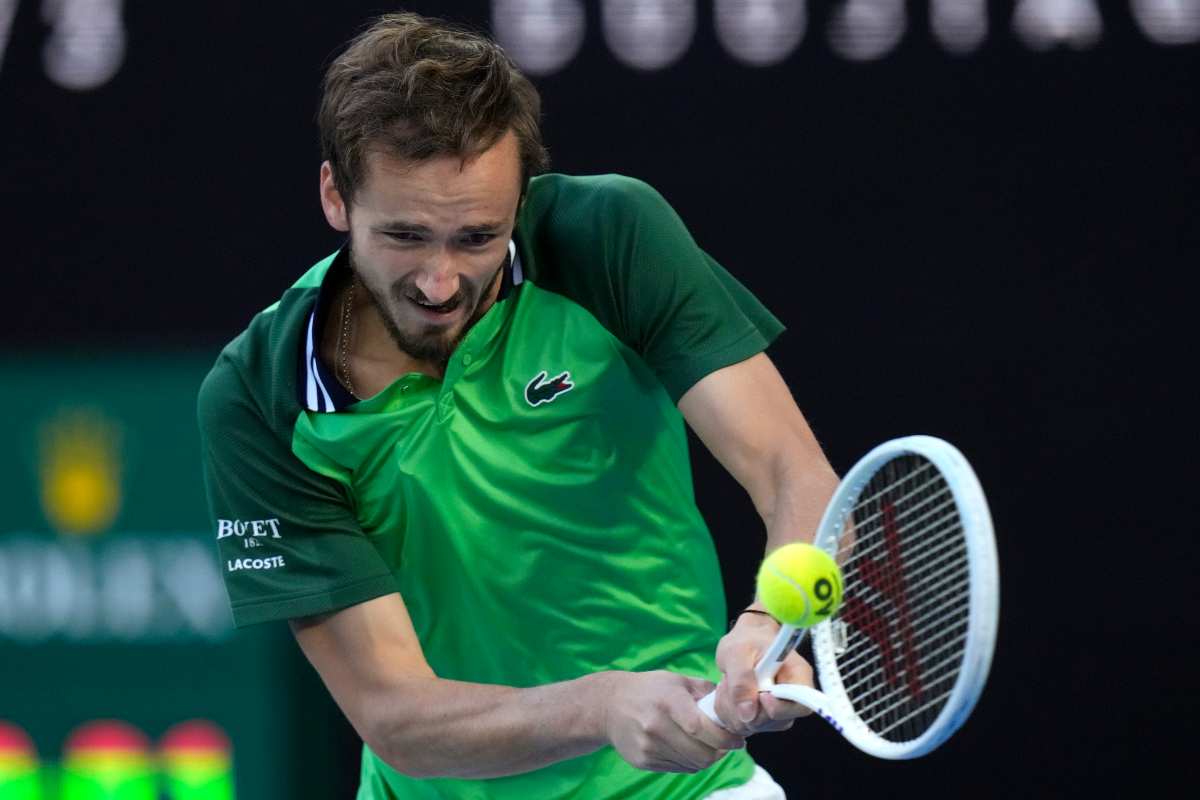 Perché Medvedev gioca senza bandiera