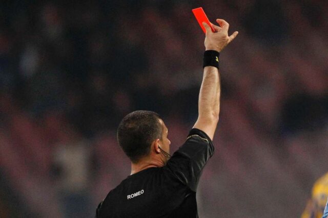Invasione e schiaffo all'arbitro
