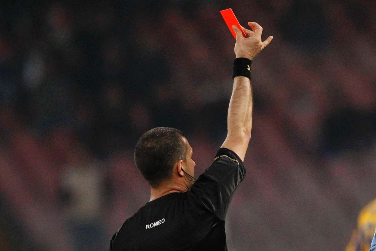 Invasione e schiaffo all'arbitro