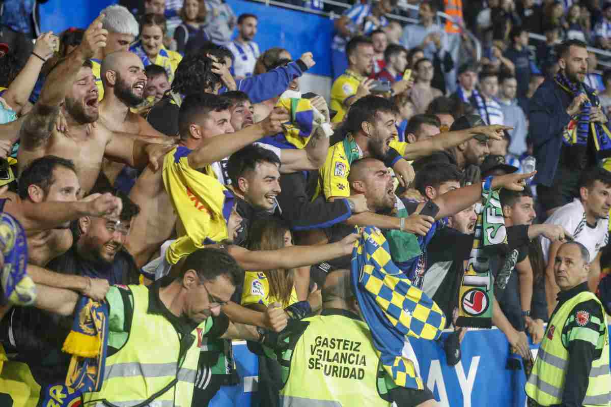 Protesta shock dei tifosi e l'arbitro fischia la fine