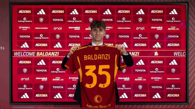 Baldanzi presentato con la maglia della Roma