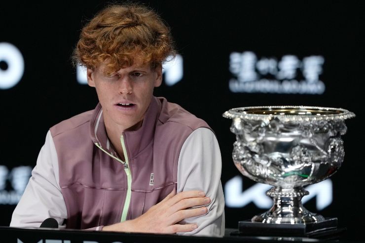 La gaffe di Jannik Sinner in conferenza stampa spiazza tutti