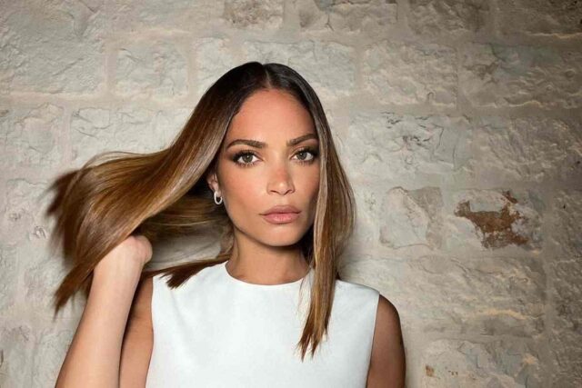 La Superbike ai piedi di Elodie: lo scatto in bikini è mozzafiato