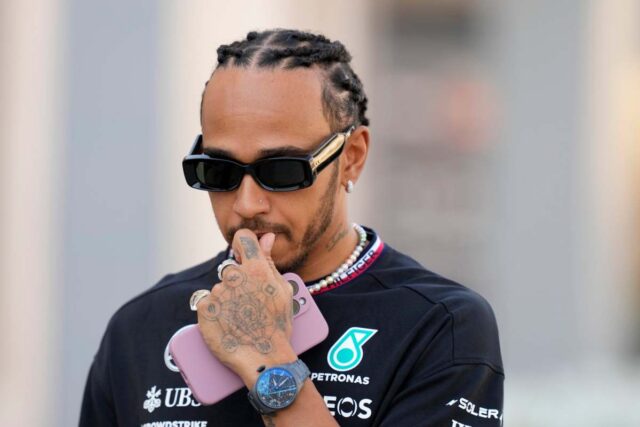 Lewis Hamilton si arrende