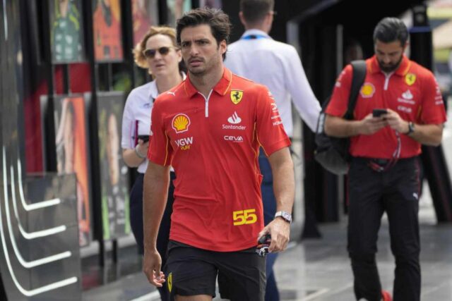 Carlos Sainz, l'annuncio del grande ex fa discutere: "Deve sbrigarsi". Tifosi senza parole
