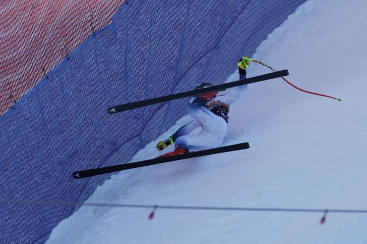 In sedia a rotelle dopo il terribile infortunio