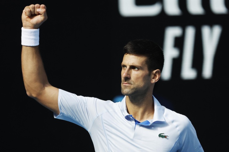 Djokovic segna di tacco: restano tutti senza parole