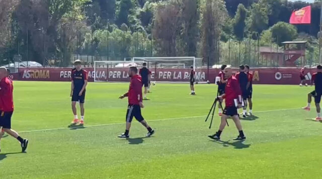 Ingresso in campo De Rossi, rifinitura Roma pre Milan