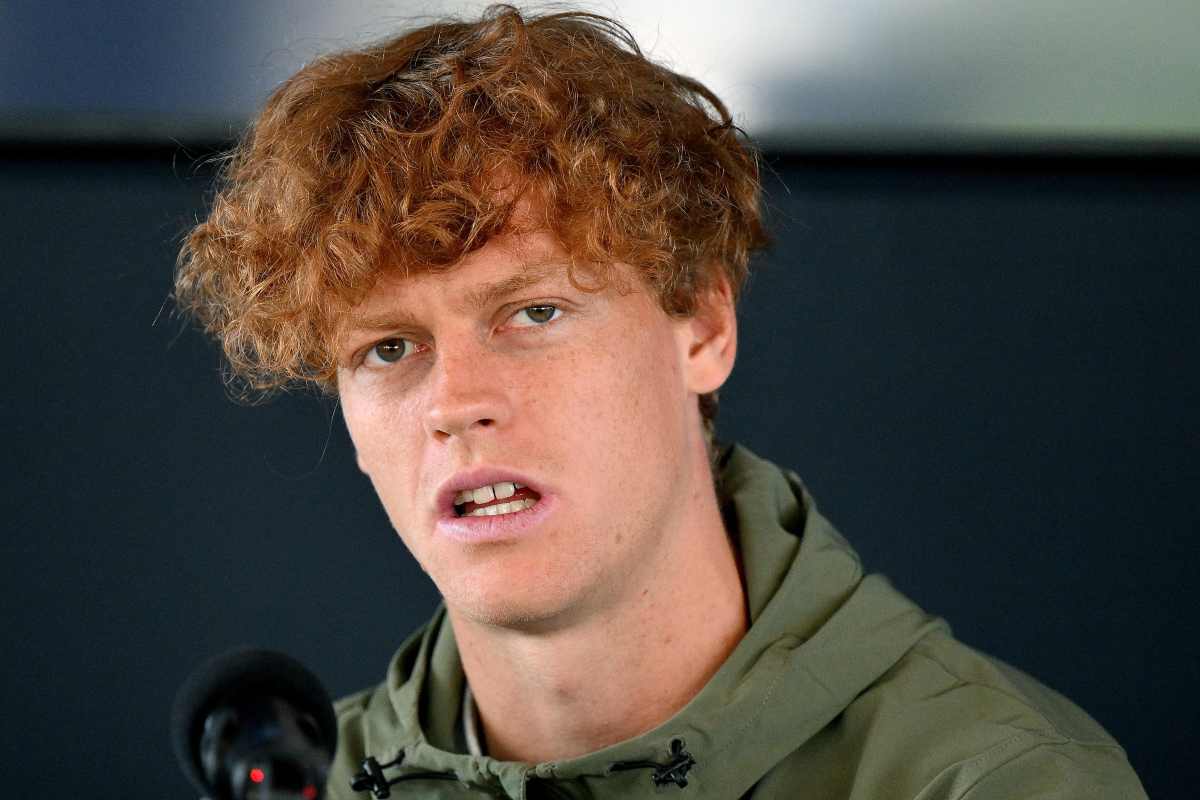 Preoccupazione attorno a Jannik Sinner, che rischia uno stop di un anno