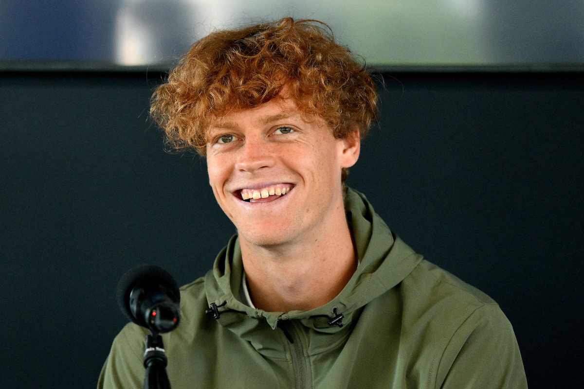 L'infortunio non cambia la storia: Jannik Sinner al comando, fans in estasi