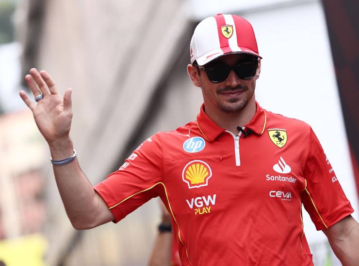 Charles Leclerc emoziona tutti con il suo gesto: non se l'aspettava nessuno