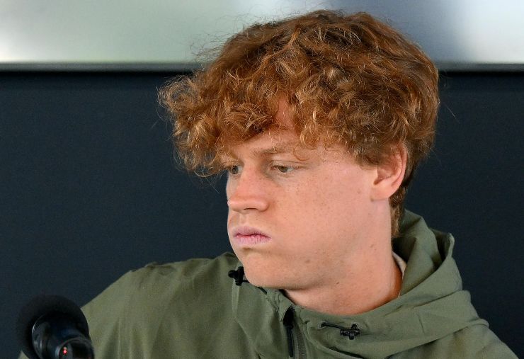 Preoccupazione attorno a Jannik Sinner, che rischia uno stop di un anno