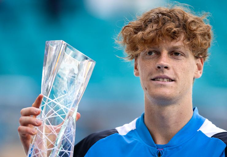 L'infortunio non cambia la storia: Jannik Sinner al comando, fans in estasi