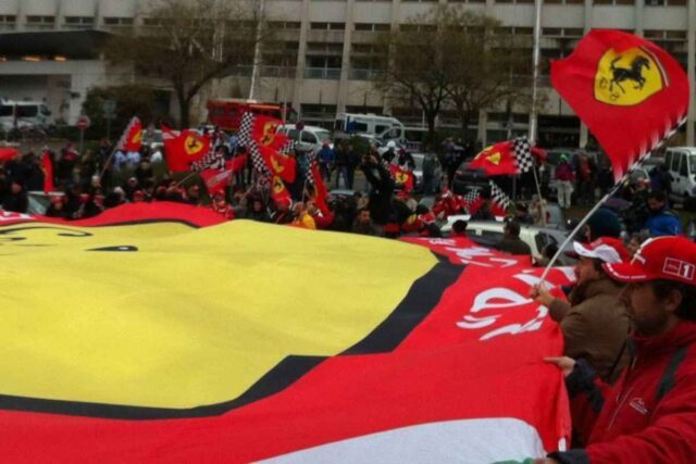Tifosi Ferrari in festa per Hamilton e Newey