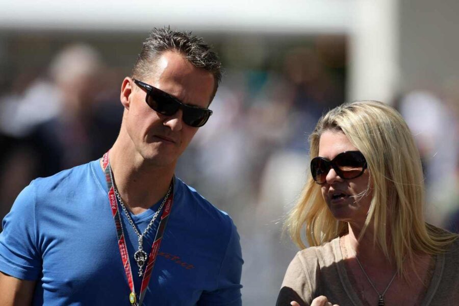 Lacrime per Schumacher: l'estremo atto d'amore della moglie
