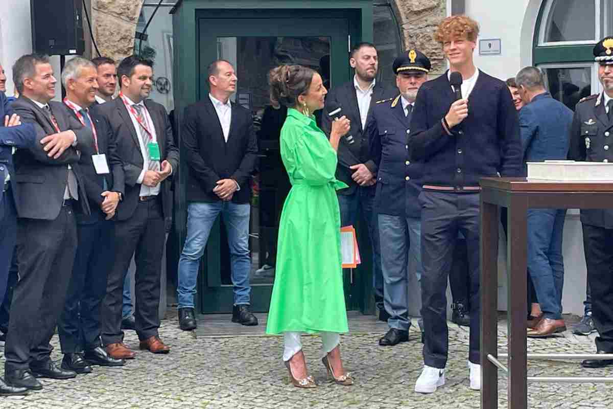 Sinner dedica speciale tifosi commossi