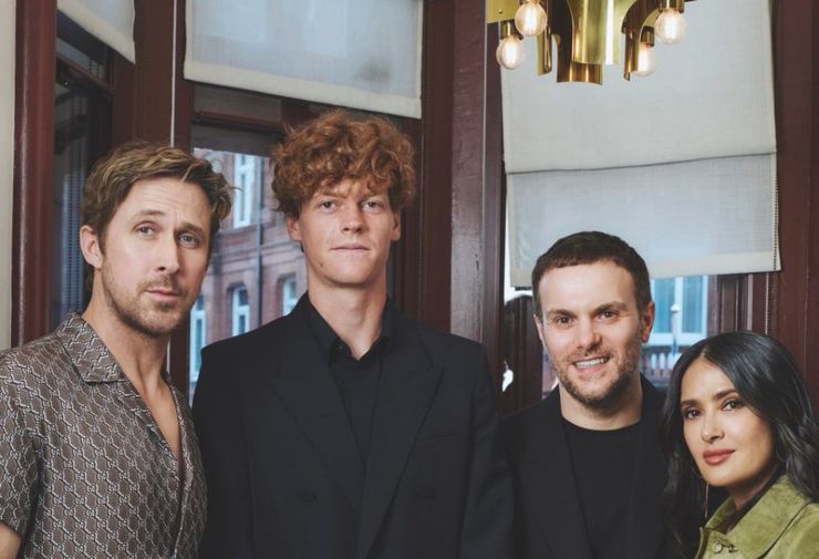 Jannik Sinner foto con attori virale sui social