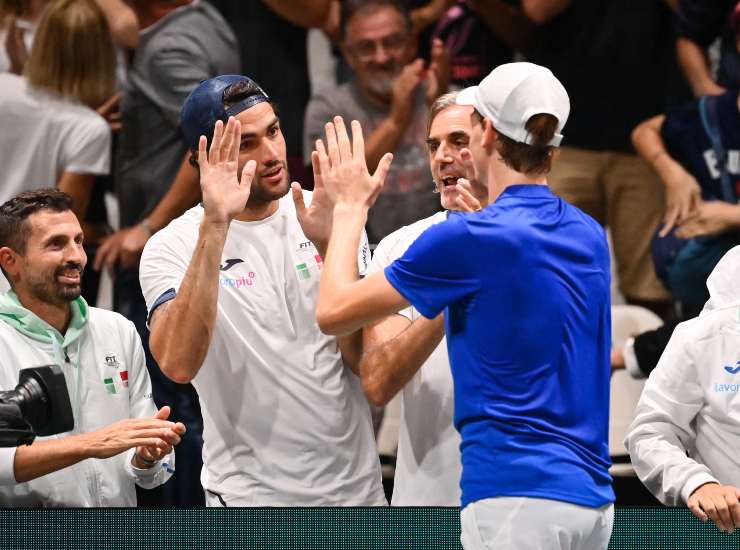 Wlmbledon, Sinner e Berrettini "passano" al calcio: il video sorprende