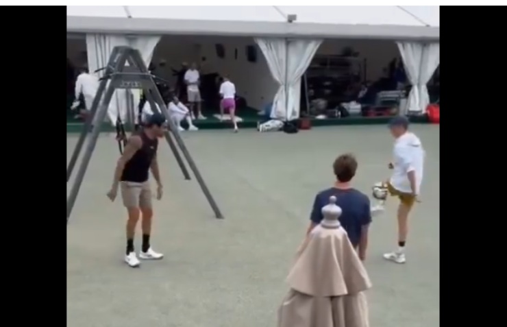 Sinner gioca a calcio con Berrettini 