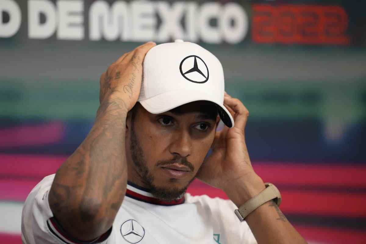 hamilton comincia la sua avventura in ferrari con il piede storto