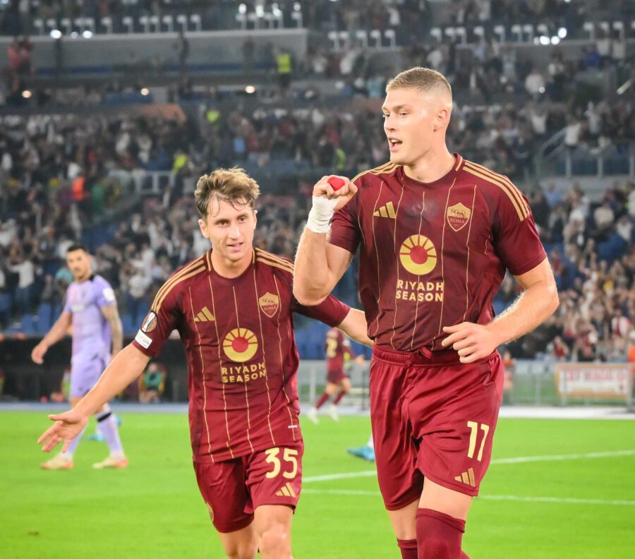 Dovbyk esulta con la maglia della Roma in Europa League Lecce