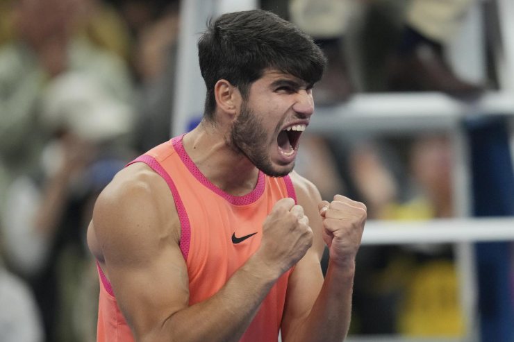 Carlos Alcaraz esulta
