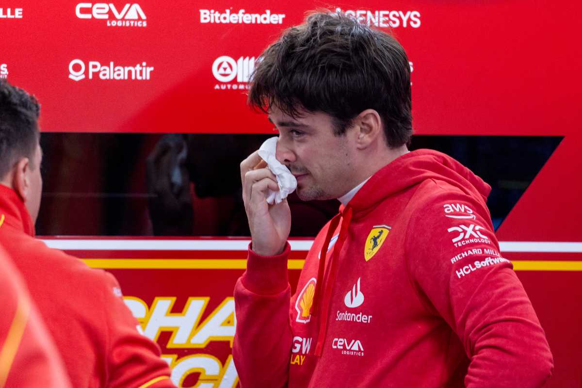 Charles Leclerc nel box Ferrari