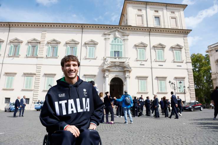 Manuel Bortuzzo all'esterno del Quirinale 
