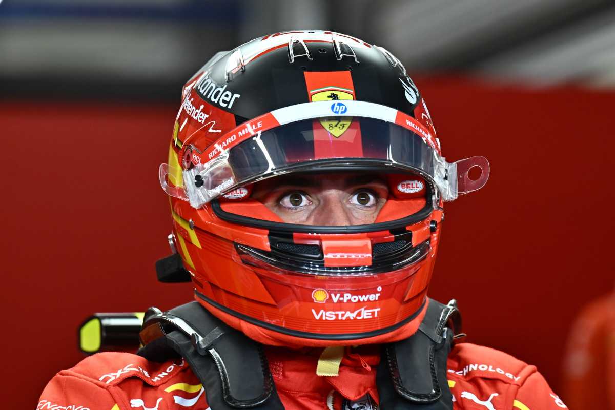 Primo piano di Carlos Sainz con il casco della Ferrari
