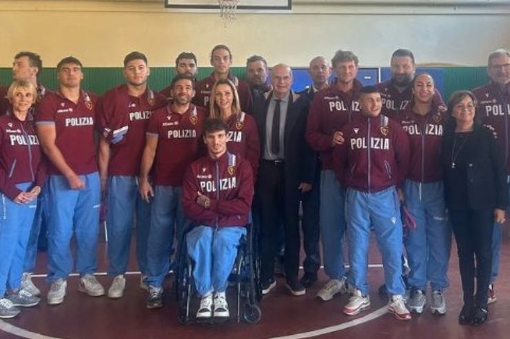 Manuel Bortuzzo insieme ad altri atleti italiani e la Vezzali