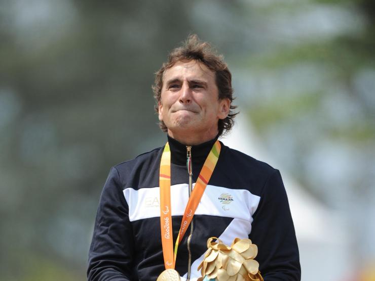 Alex Zanardi commosso durante la premiazione paralimpica