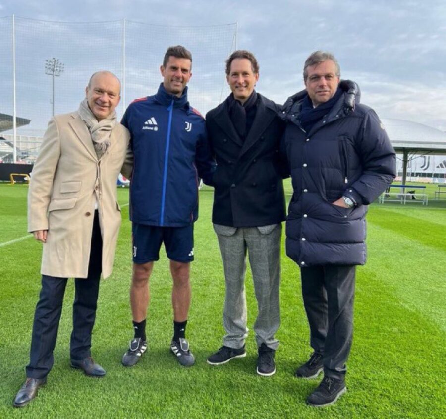 John Elkann con Maurizio Scanavino, Thiago Motta e Cristiano Giuntoli allo Juventus Training Center