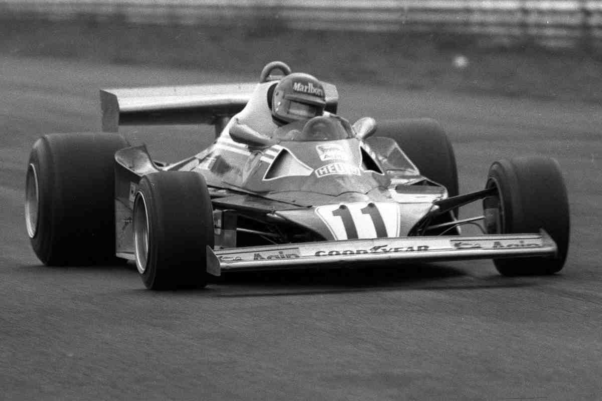 Gilles Villeneuve guida la Ferrari