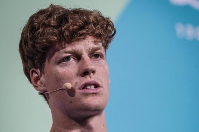 Primo piano di Jannik Sinner perplesso